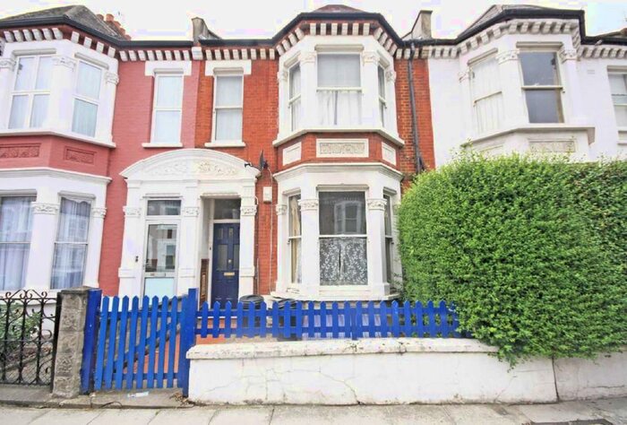 3 Bedroom Flat To Rent In Pennard Road, London, W12
