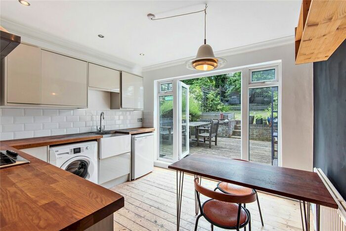 2 Bedroom Flat To Rent In Beresford Road, Harringay, London, N8