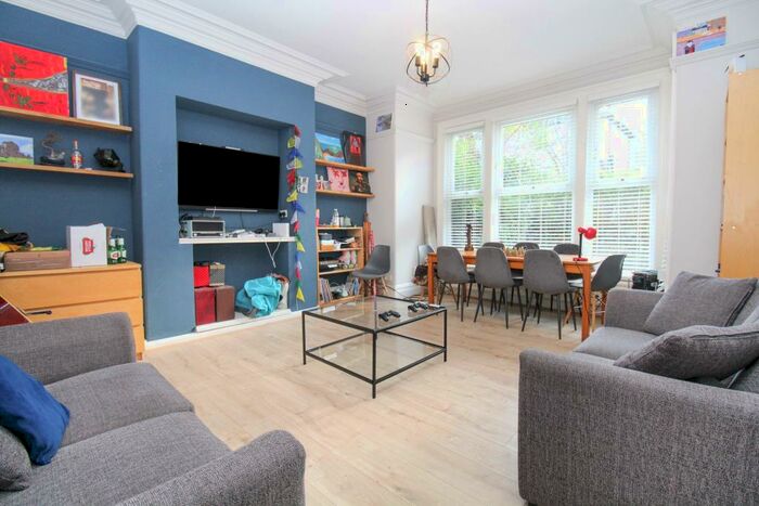 7 Bedroom Semi-Detached House To Rent In Wood Lane, Headingley, LS6