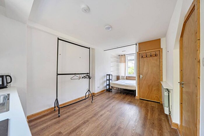 Studio To Rent In Almond Avenue, Ealing, London, W5