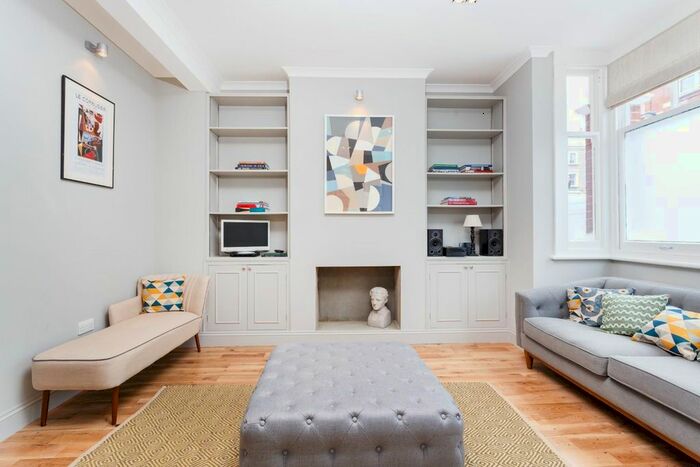 3 Bedroom Flat To Rent In Lanark Mansions, Pennard Road, London, W12