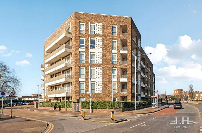 1 Bedroom Apartment For Sale In Saddler House, Dagenham, RM10