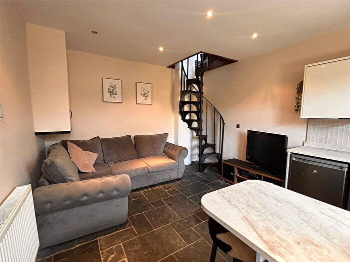 1 Bedroom Terraced House For Sale In Oldham Road, Delph, Saddleworth, OL3