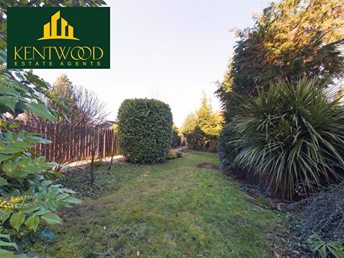 2 Bedroom Maisonette For Sale In Montague Road, Datchet, SL3