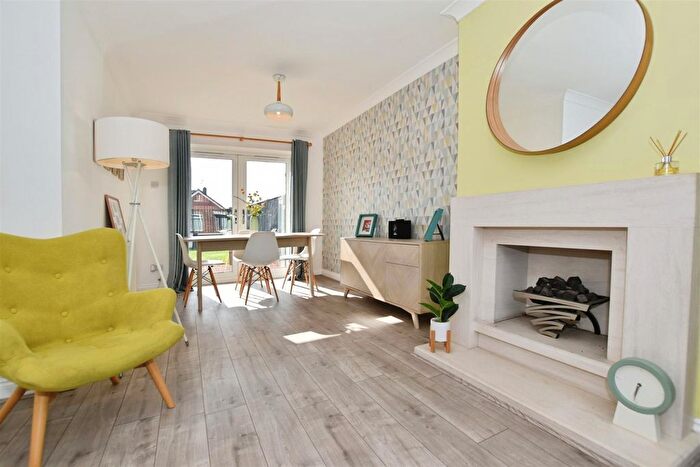 3 Bedroom Semi-Detached House For Sale In Dawnay Road, Bilton, Hull, HU11