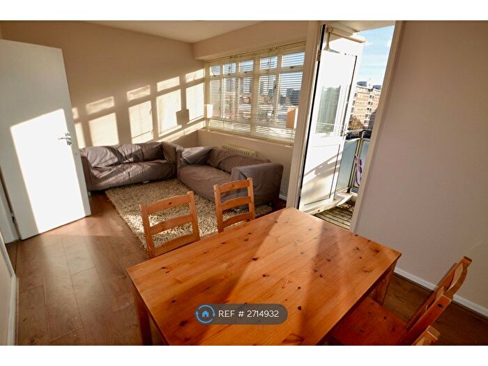 3 Bedroom Flat To Rent In De Quincey House, London, SW1V