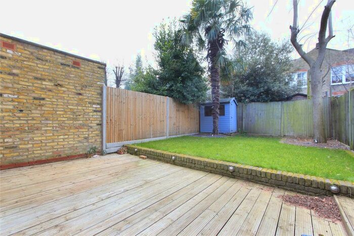 2 Bedroom Flat To Rent In Cavendish Road, Clapham South, London, SW12