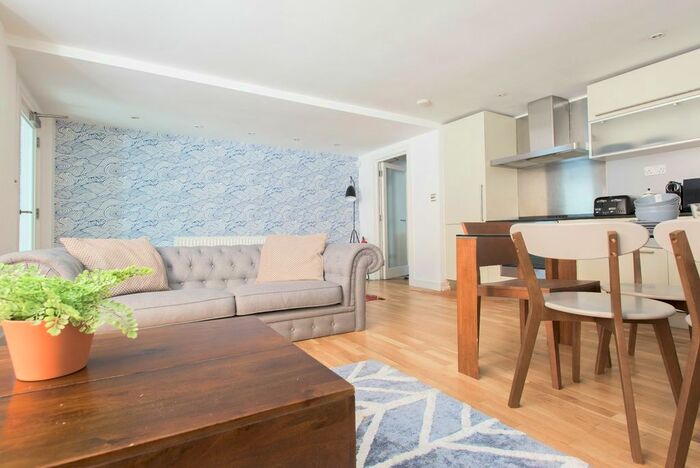 2 Bedroom Flat To Rent In Gloucester Terrace, London, W2