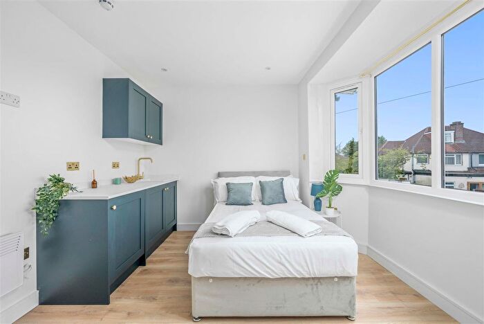Studio To Rent In Weald Rise, Harrow Weald, Harrow, HA3