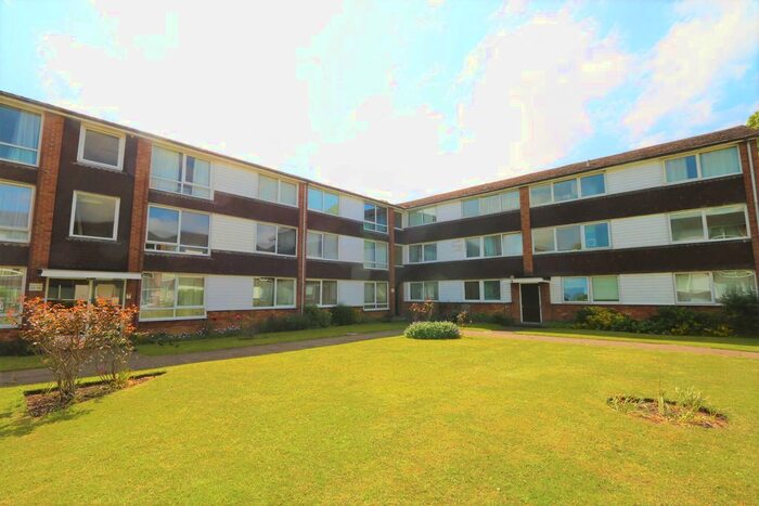 2 Bedroom Flat For Sale In Goldington Green, Bedford, MK41