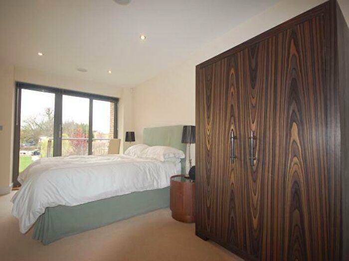2 Bedroom Apartment To Rent In Hampton Court Road, East Molesey, KT8