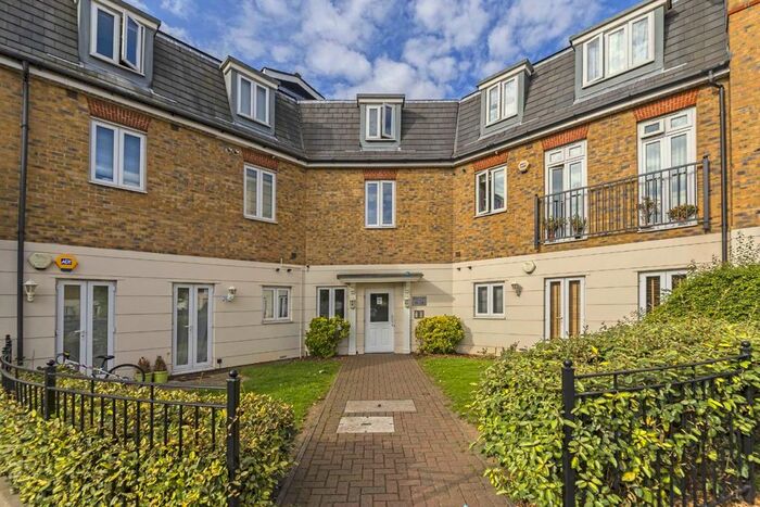 2 Bedroom Flat To Rent In Elizabeth Gardens, Isleworth TW7