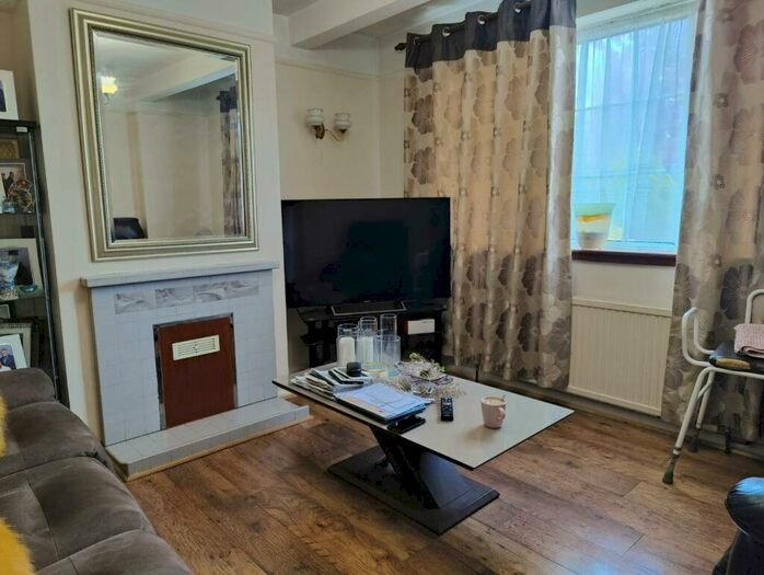 3 Bedroom Terraced House To Rent In Princes Avenue Enfield, EN3