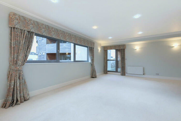 2 Bedroom Apartment To Rent In Century Court, Montpellier, GL50