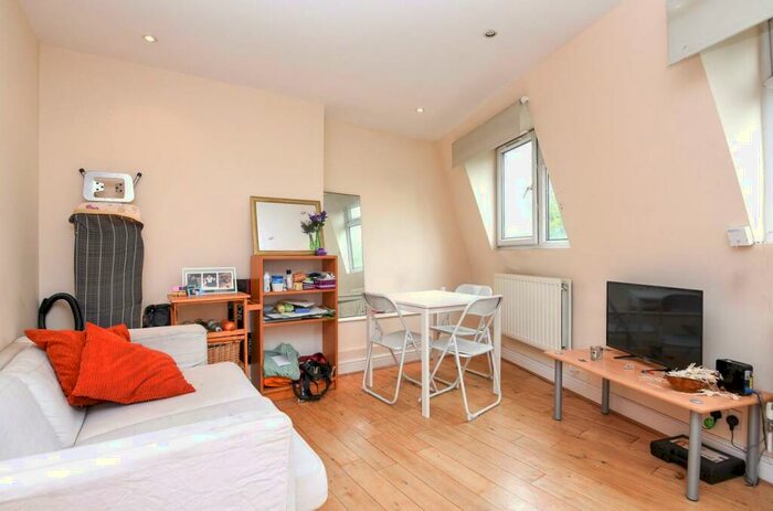 3 Bedroom Flat To Rent In Falcon Road, London, SW11