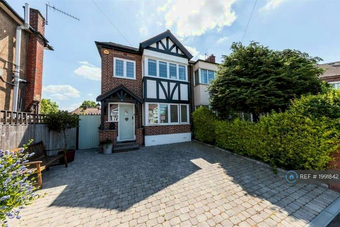 4 Bedroom Semi-Detached House To Rent In Brackley Square, London, IG8