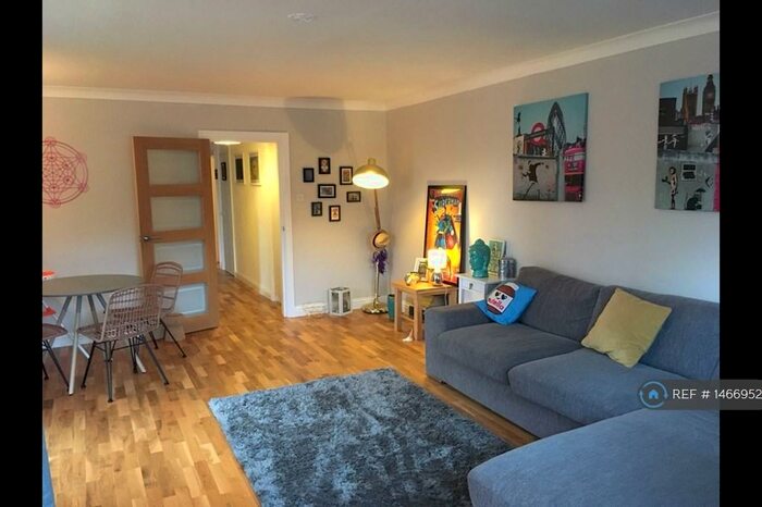 3 Bedroom Flat To Rent In Baltimore Court, Hove, BN3