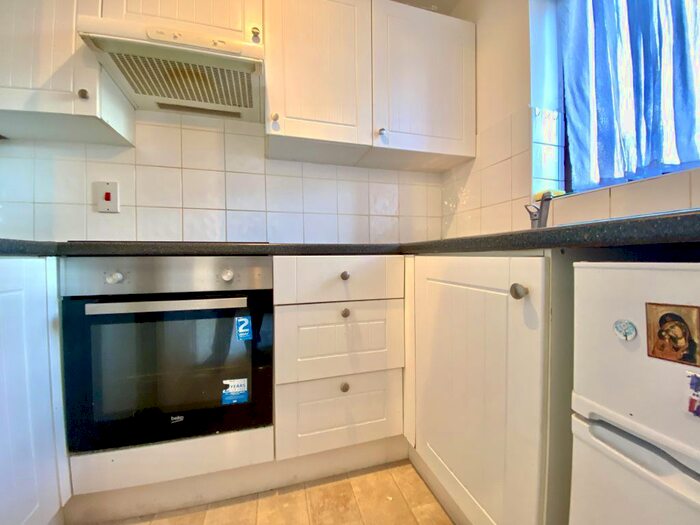 1 Bedroom Flat To Rent In Rochfords Gardens, Slough, SL2
