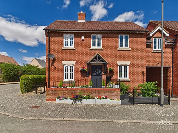 4 Bedroom Link Detached House For Sale In Hill Radnor, Buckingham, Buckinghamshire, MK18