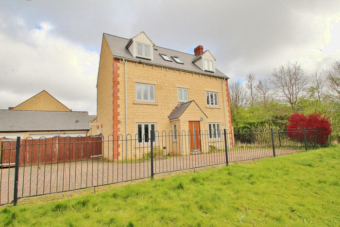 4 Bedroom Detached House For Sale In Cherry Tree Way, Witney, OX28
