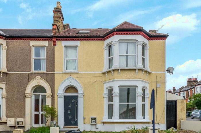 3 Bedroom Flat To Rent In Abbotshall Road, London, SE6