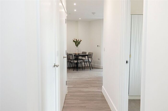 2 Bedroom Flat For Sale In Dock Road, Chatham, Kent, ME4