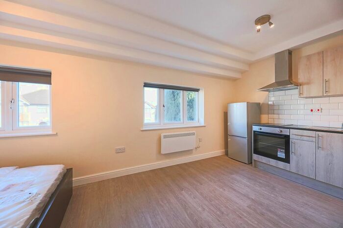 Studio To Rent In Costons Lane, Greenford, UB6