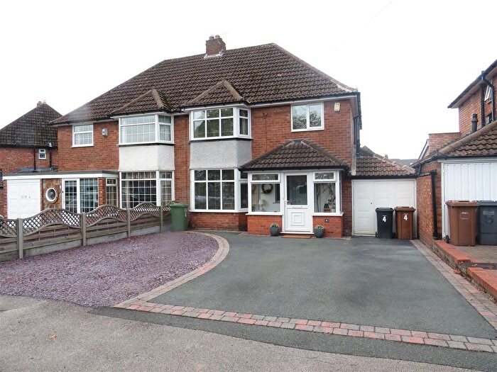 3 Bedroom Semi-Detached House For Sale In Farnworth Grove, Birmingham, B36