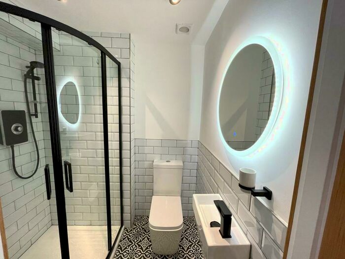 1 Bedroom Flat To Rent In Flat, Portland Street - Bed, LN5