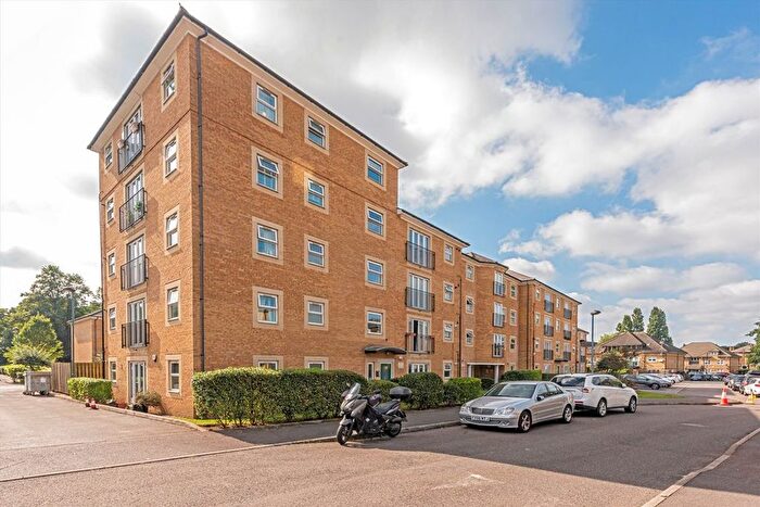 2 Bedroom Flat For Sale In White Lodge Close, Old Isleworth, TW7