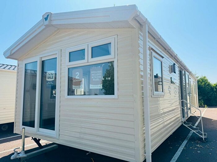 2 Bedroom Mobile/park Home For Sale In Beach Road, St. Osyth, Clacton-On-Sea, CO16