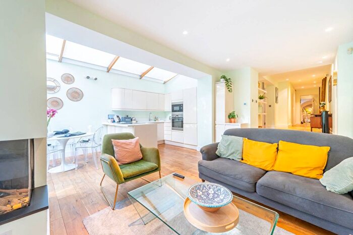 2 Bedroom Flat For Sale In Tavistock Road, Notting Hill, London, W11