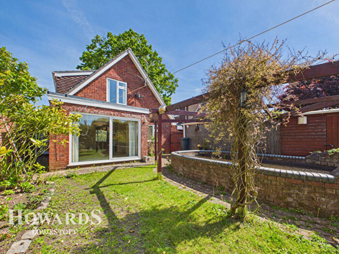 3 Bedroom Detached House For Sale In Rembrandt Close, Gunton, NR32
