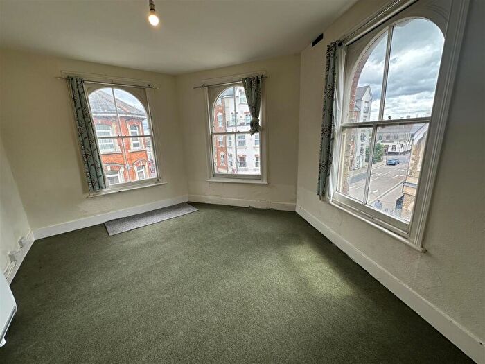 4 Bedroom Flat To Rent In Grosvenor Road, Aldershot, GU11