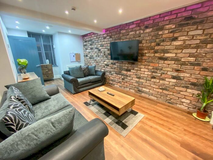 5 Bedroom Semi-Detached House To Rent In Cheapside, L2