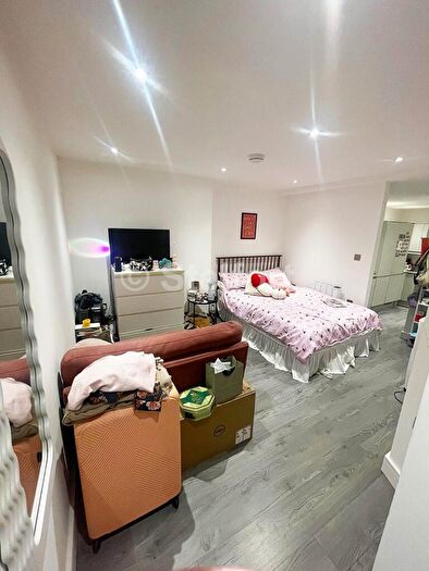 Flat To Rent In Leytonstone Road, London, E15