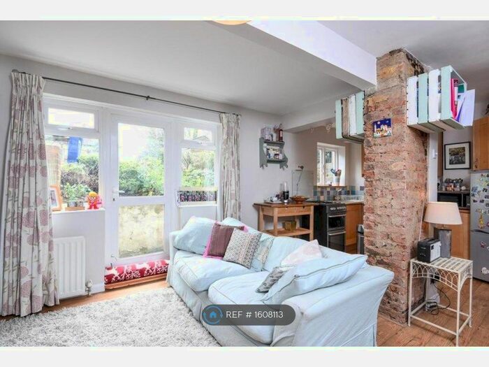 2 Bedroom Flat To Rent In Lewin Road, London, SW16