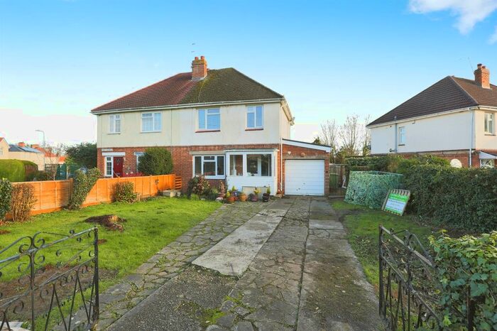 3 Bedroom Semi-Detached House For Sale In First Avenue, Whites Road, Worcester, WR2