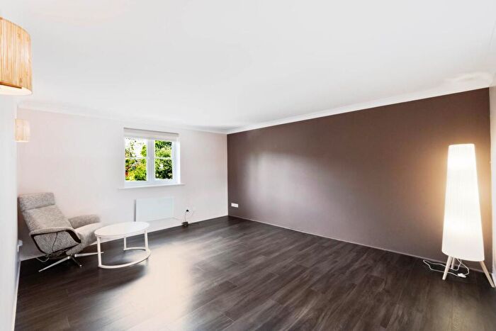 2 Bedroom Flat For Sale In Fulmar Close, Surbiton, KT5
