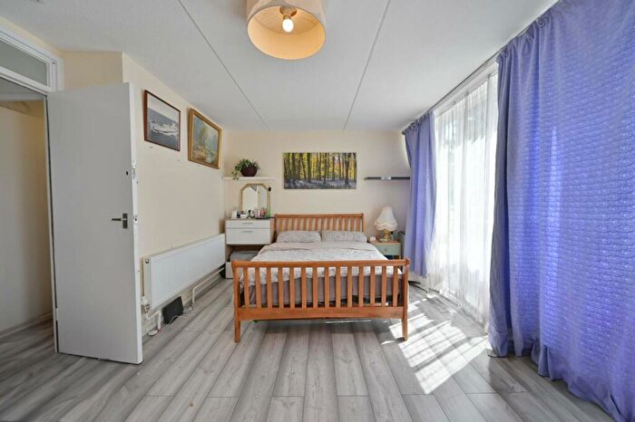 4 Bedroom Flat To Rent In Beaconsfield Road, Elephant And Castle, London, SE17