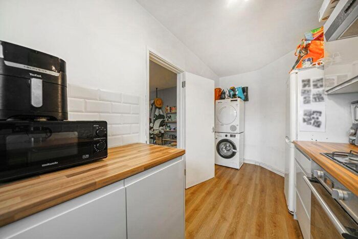 2 Bedroom Flat For Sale In Palmerston Road, London, N22