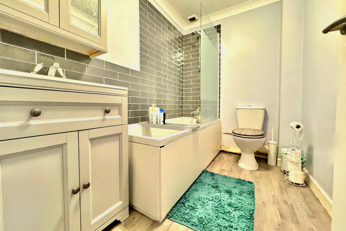 2 Bedroom Flat For Sale In Victoria Avenue, Swanage, BH19