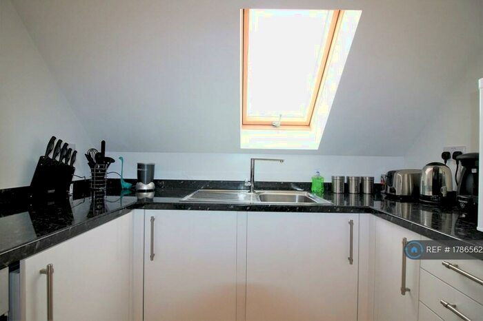1 Bedroom Flat To Rent In High Road, Laindon, SS15