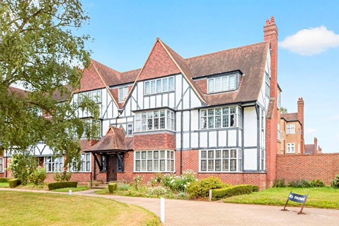3 Bedroom Flat For Sale In Queens Drive, London, W3
