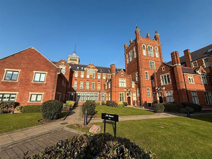 3 Bedroom Flat To Rent In Royal Connaught Drive, Bushey, WD23