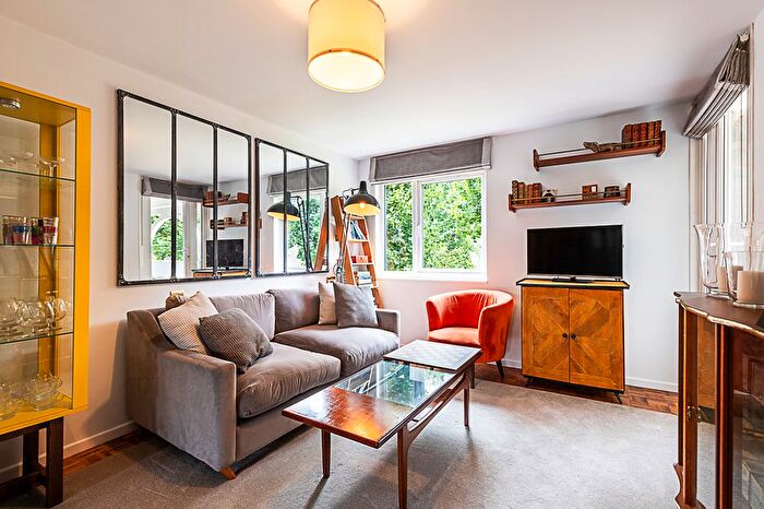 1 Bedroom Flat To Rent In Mile End Road E Lj, London, E1