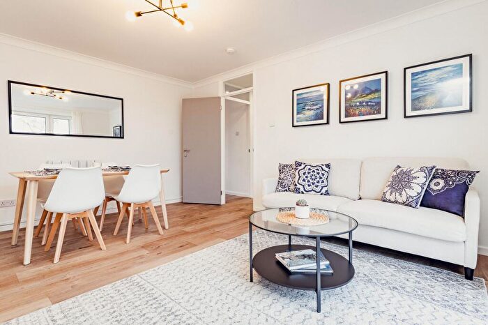 3 Bedroom Flat For Sale In Craigmount Hill, Edinburgh, EH4