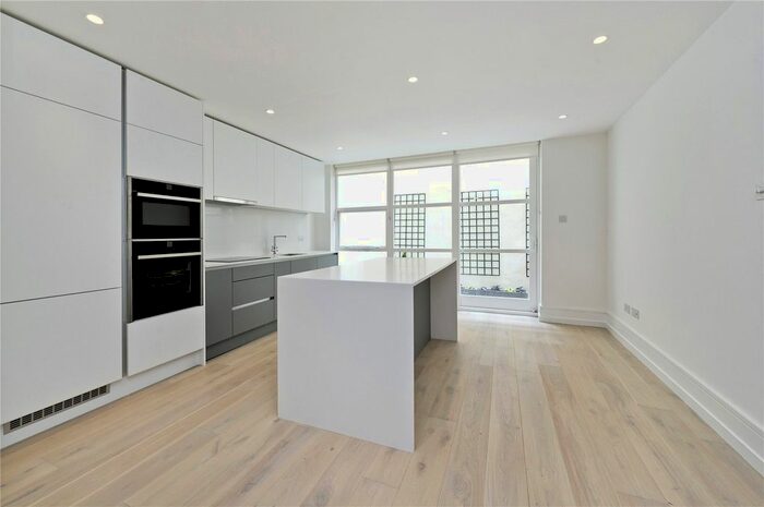 3 Bedroom Flat To Rent In Lancaster Gate, Bayswater, London, W2