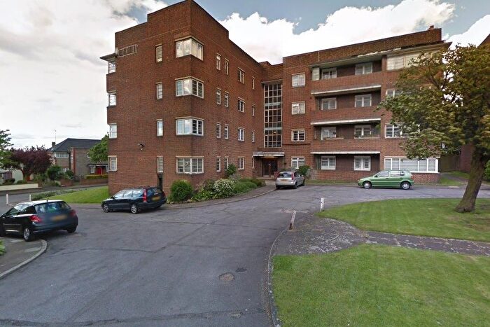 2 Bedroom Flat To Rent In Dorchester Court, Herne Hill, London, SE24