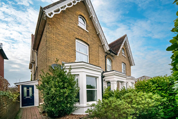 4 Bedroom Semi-Detached House To Rent In Mill Hill Road, PO31